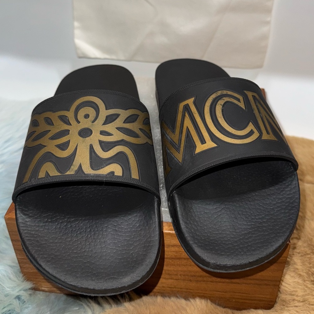MCM MONOGRAM SLIDES BLACK & GOLD METALLIC UNISEX EU SZ:41 EXCELLENT/MINT COND